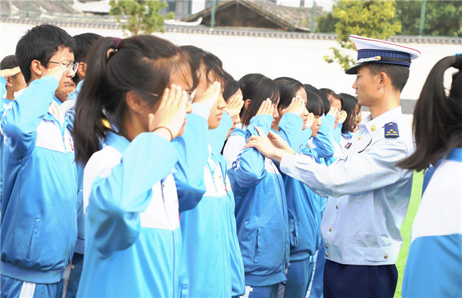 “我也学学敬个礼“