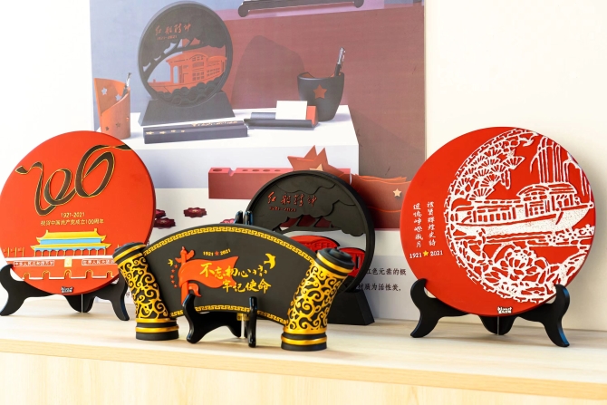 作品名：星火燎原——炭雕红色文创系列 获奖者：方琴、陈慧（湖南长沙）