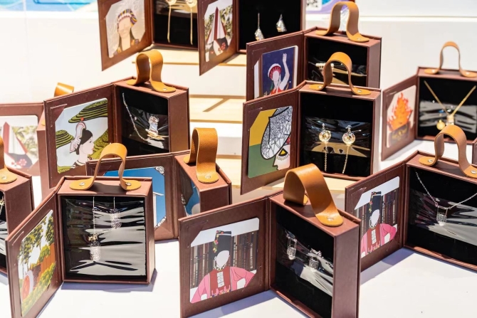 作品名：五十六系列 获奖者：云南扎堆文化传播有限公司（云南昆明）