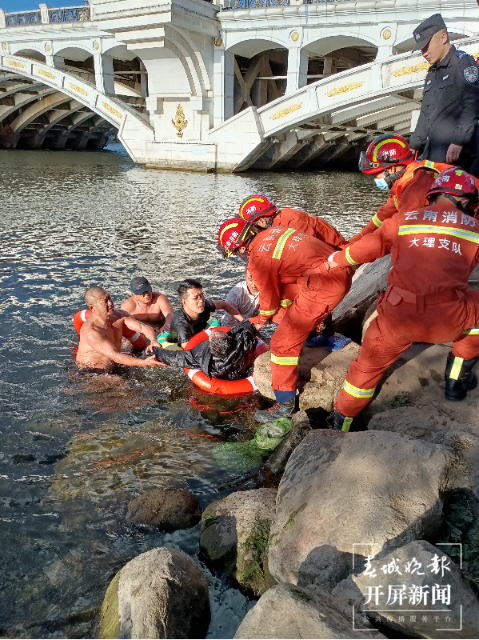 大理民众合救落水者,这群人温暖了13℃的西洱河 开屏新闻记者 刘文波 摄影报道