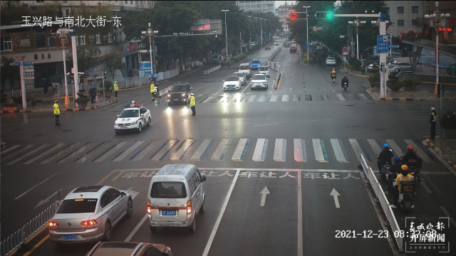 4分钟！玉溪交警警车开道，护送突发心脏病患者就医