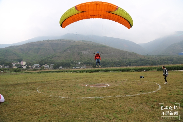 2021年“中国·萨王纳”元江滑翔伞邀请赛正式开赛（开屏新闻记者 李春丽 通讯员 郑翔 李文军 摄）