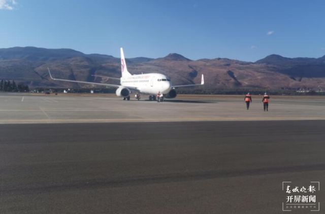 首架救灾航班紧急飞往丽江（开屏新闻记者 曹婕 通讯员 叶勤茹 王浩帆 王舸屹 杨茜 摄）