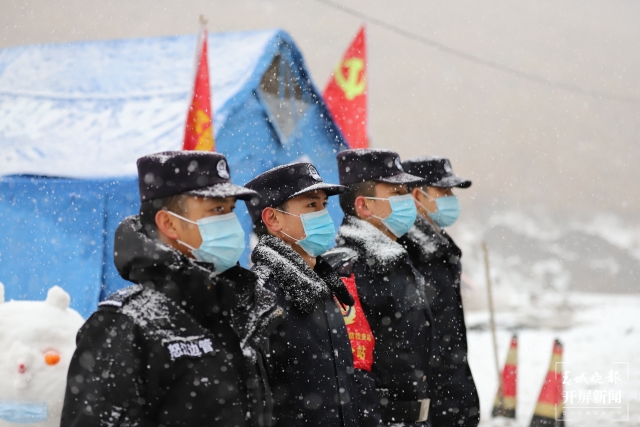 660天94批376人，这群戍边人终于“被迫”下山了（张勇 通讯员 代超 摄）