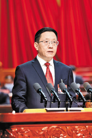 王予波作政府工作报告。 王予波作政府工作报告。