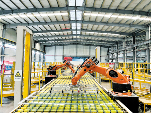 云南滇凯节能科技有限公司生产线。记者张怡摄