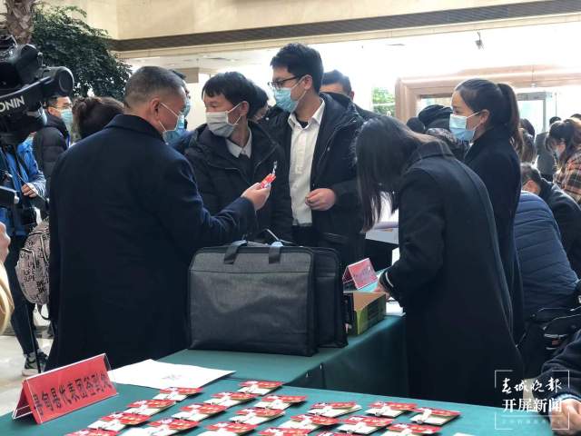 为民“代言” 昆明市人大代表携民意报到（开屏新闻记者摄）