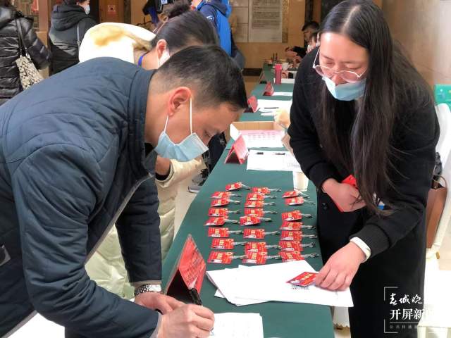 为民“代言” 昆明市人大代表携民意报到（开屏新闻记者摄）