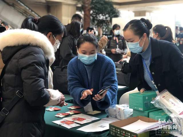 为民“代言” 昆明市人大代表携民意报到（开屏新闻记者摄）