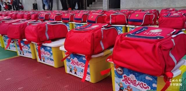 新春走基层｜一百余份暖冬包送进红河建水王马寨小学（春城晚报-开屏新闻记者 马雯 通讯员 卢维前 李金琳 摄）