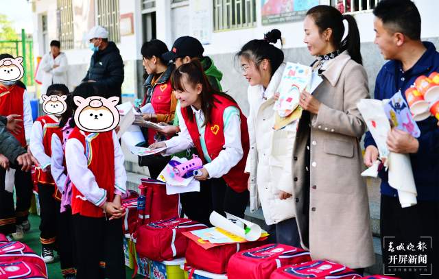 新春走基层｜一百余份暖冬包送进红河建水王马寨小学（春城晚报-开屏新闻记者 马雯 通讯员 卢维前 李金琳 摄）