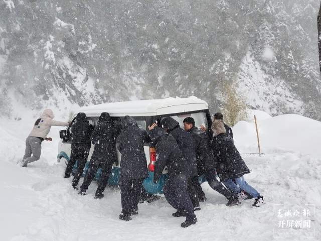 最新1.2米积雪！大雪中，他们成功转移40余名群众（开屏新闻记者）