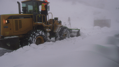 怒江泸水突击小分队历经9个小时护送29名学生回家 崔敏 通讯员 杨权 摄