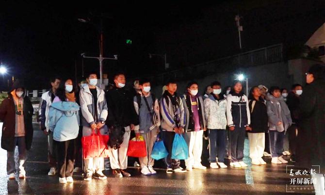 怒江泸水突击小分队历经9个小时护送29名学生回家 崔敏 通讯员 杨权 摄