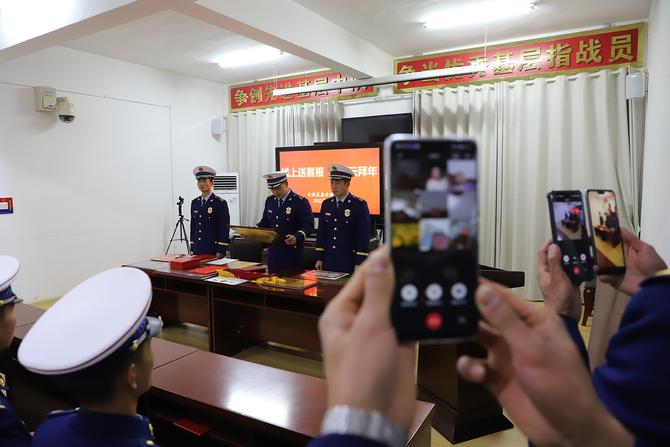 视频连线家属送喜报