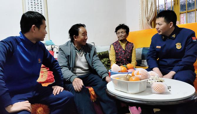 与刘永章、李秀英唠家常