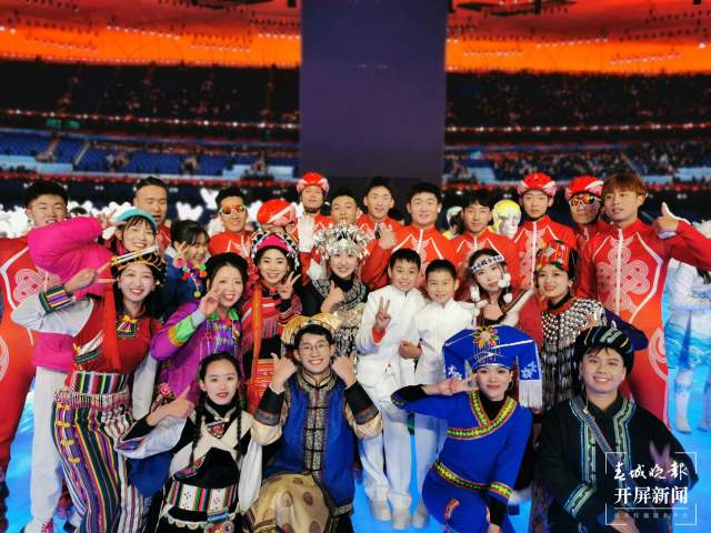 荣耀时刻！云南富源水族姑娘肖然在冬奥会开幕式上参与传递国旗（蒋琼波 通讯员 邹玲凤 李泽慧 摄）