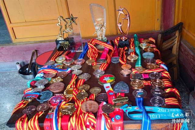 刘荣胜获得奖杯、奖牌（部分） (2)(12811924)-20220207215120.jpg