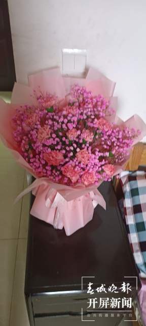 镇雄一警员正忙着铲雪保通，一陌生女孩突然送来一束鲜花 (1).jpg