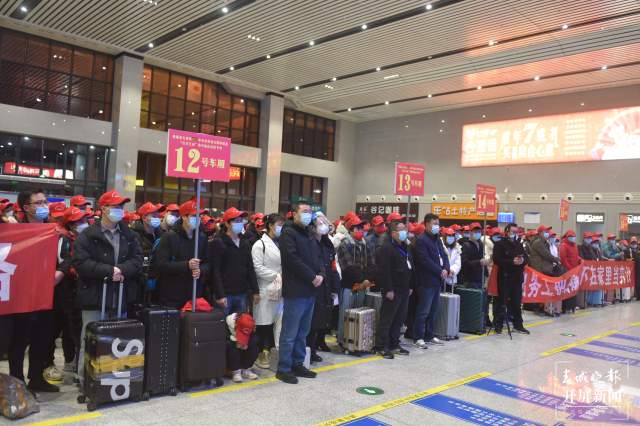 劳务输出！镇雄首批2400余人乘专车专列到省外务工挣钱 申时勋 通讯员 胡琼 邓琳 毛君胜 安辉张波 万祖东 碎金 摄