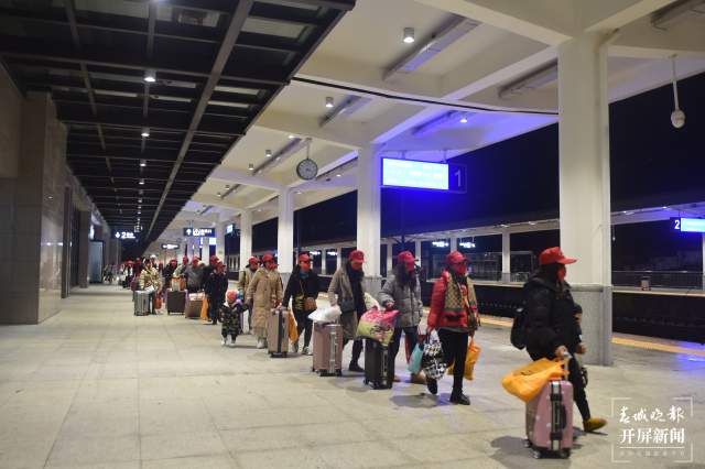 劳务输出！镇雄首批2400余人乘专车专列到省外务工挣钱 申时勋 通讯员 胡琼 邓琳 毛君胜 安辉张波 万祖东 碎金 摄