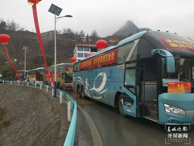 劳务输出！镇雄首批2400余人乘专车专列到省外务工挣钱 申时勋 通讯员 胡琼 邓琳 毛君胜 安辉张波 万祖东 碎金 摄