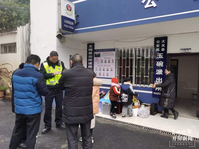 急！一家老小六口被困冰雪路上，昭通交警赶来…… 申时勋 通讯员 周元顺 宋星坤 摄