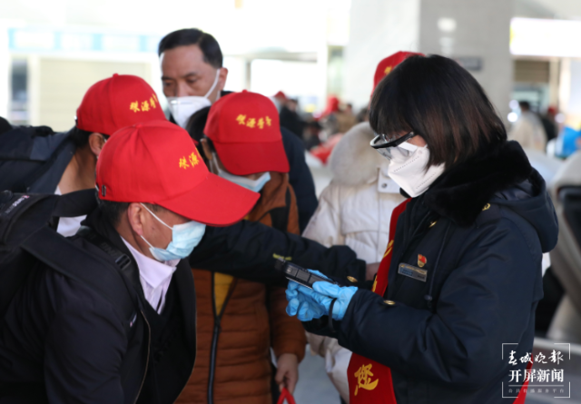 云南曲靖800多名务工人员乘“务工专列”外出就业(开屏新闻记者孙江荭)