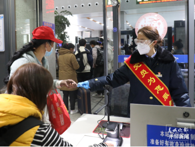 云南曲靖800多名务工人员乘“务工专列”外出就业(开屏新闻记者孙江荭)