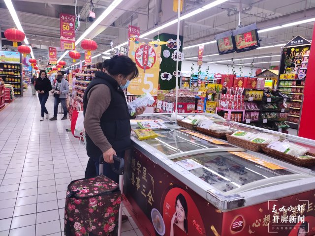 开屏观察 | 坚果汤圆、老虎汤圆......元宵节汤圆热销，新式和传统你更爱哪款？（开屏记者朱婉琪和孙江荭摄）