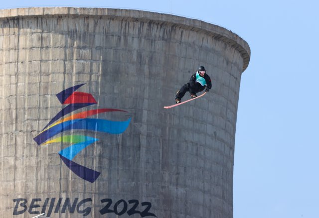 苏翊鸣夺得单板滑雪男子大跳台金牌（新华社）