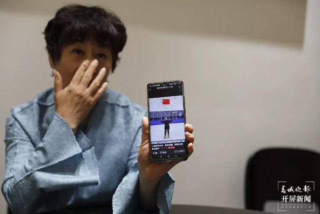 庆祝“葱桶”组合冬奥夺冠，韩聪父母在数千里外的腾冲含泪拥抱（开屏新闻记者 崔敏 通讯员 官智钦 陈娟 杨帆 张毅 王正鑫 摄）