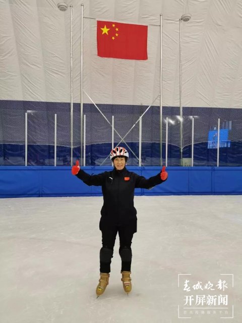 庆祝“葱桶”组合冬奥夺冠，韩聪父母在数千里外的腾冲含泪拥抱（开屏新闻记者 崔敏 通讯员 官智钦 陈娟 杨帆 张毅 王正鑫 摄）