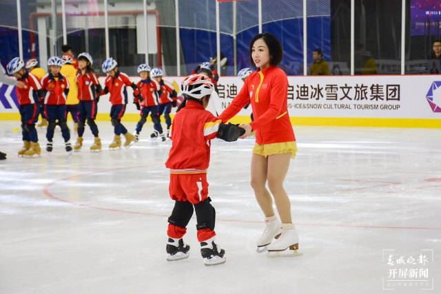 庆祝“葱桶”组合冬奥夺冠，韩聪父母在数千里外的腾冲含泪拥抱（开屏新闻记者 崔敏 通讯员 官智钦 陈娟 杨帆 张毅 王正鑫 摄）