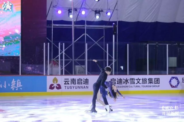 庆祝“葱桶”组合冬奥夺冠，韩聪父母在数千里外的腾冲含泪拥抱（开屏新闻记者 崔敏 通讯员 官智钦 陈娟 杨帆 张毅 王正鑫 摄）