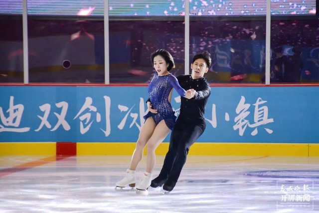 庆祝“葱桶”组合冬奥夺冠，韩聪父母在数千里外的腾冲含泪拥抱（开屏新闻记者 崔敏 通讯员 官智钦 陈娟 杨帆 张毅 王正鑫 摄）