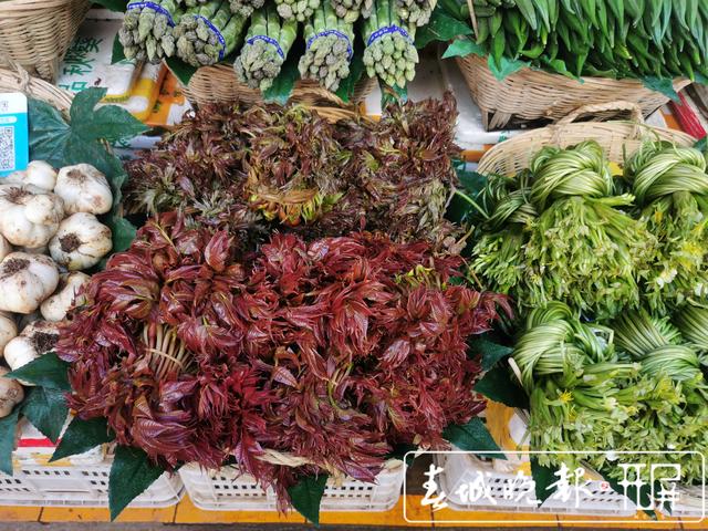 香椿、芋头花等时令蔬菜上市,市民忙尝鲜