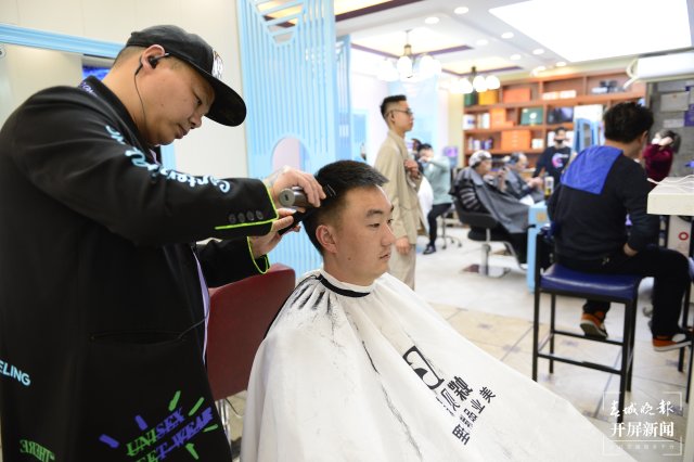 二月二龙抬头，昆明多家儿童理发店生意火爆（龙宇丹摄）