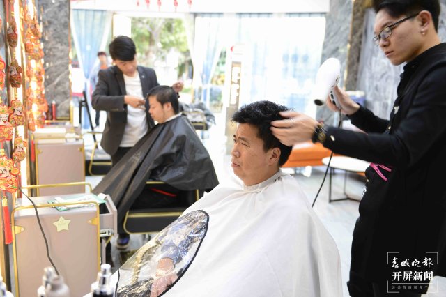 二月二龙抬头，昆明多家儿童理发店生意火爆（龙宇丹摄）