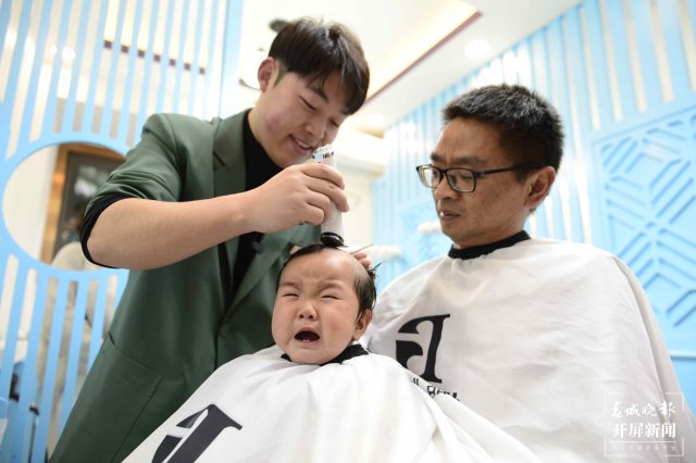 二月二龙抬头，昆明多家儿童理发店生意火爆（龙宇丹摄）