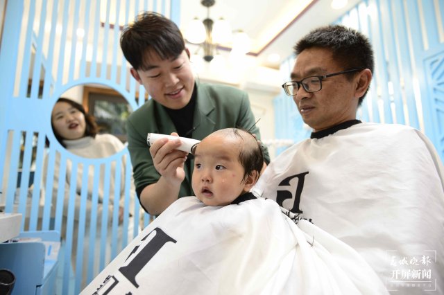 二月二龙抬头，昆明多家儿童理发店生意火爆（龙宇丹摄）