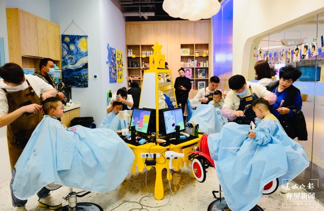 二月二龙抬头，昆明多家儿童理发店生意火爆（龙宇丹摄）