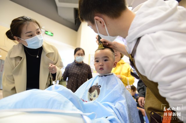 二月二龙抬头，昆明多家儿童理发店生意火爆（龙宇丹摄）