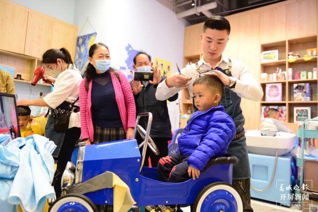 二月二龙抬头，昆明多家儿童理发店生意火爆（龙宇丹摄）