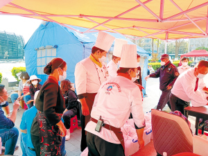 爱心企业给防疫工作人员送餐。 金辰街道供图 爱心企业给防疫工作人员送餐。 金辰街道供图