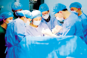 医护人员为患者做手术。 云南省中医医院供图