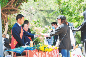殡葬服务机构为市民提供鲜花祭扫。 记者黄晓松摄