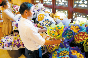 鲜花成市民祭扫首选。