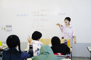 教师为“问题少年”上文化课。 教师为“问题少年”上文化课。