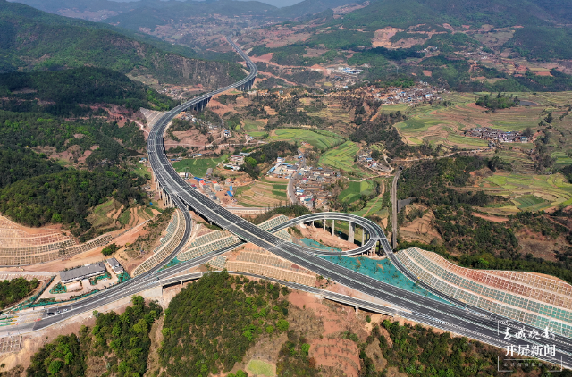 新楚大高速公路正式通车 开屏新闻记者 王磊 摄影报道
